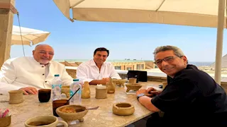 صور.. لقاء ودي يجمع جورج قرداحي ومحمود سعد وخالد الجندي أمام الأهرامات