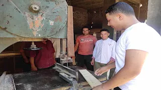 ياسين أول الدبلومات الفنية.. في الدراسة طالب مجتهد وبالإجازة نجار محترف- فيديو وصور