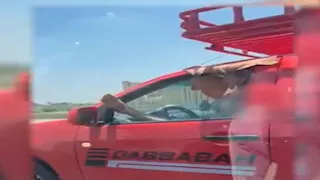 "مطلع رجله من الشباك".. سائق يتحدى الموت على الطريق والداخلية تتحرك