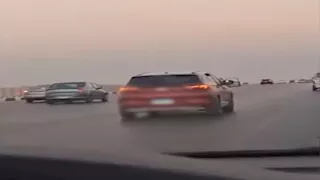 رقصة خطر على الطريق السياحي.. تهور عامل كاد يتسبب في كارثة 