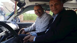 بالصور- مسؤول ببني سويف يستقل ميكروباص ويسحب رخصة سائق زوّد الأجرة