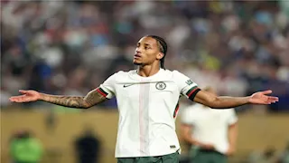 "ضحت بالطعام لأجلي".. بطل كأس العالم للأندية يروي معاناة الطفولة وتأثير والدته