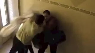 فيديو سيدات المنصورة.. التفاصيل الكاملة للاعتداء على أم وابنتيها فى مدخل عمارة 