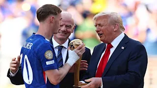 قارئ شفاه يكشف حديث ترامب مع لاعبي تشيلسي أثناء استلام الكأس