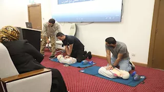 صور.. تدريب العاملين المدنيين بالداخلية على أجهزة إزالة الرجفان القلبي (AED)