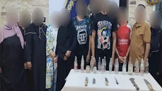 بسبب معاكسة فتاة.. معركة بالأسلحة البيضاء وسقوط مصابين في السلام