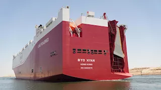 قناة السويس تشهد عبور إحدى أكبر حاملات السيارات في العالم 