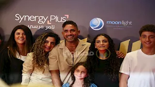 لأول مرة .. ظهور أمير كرارة  مع زوجته وأبنائه في العرض الخاص لفيلم الشاطر