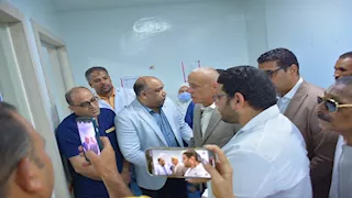 محافظ الأقصر يطمئن على عامل أُصيب بمشروع صرف العضايمة (صور)