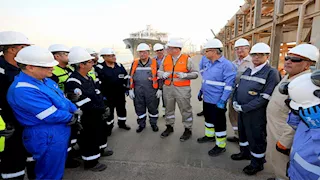 وزير البترول يتفقد مينائي سوميد وسونكر لمتابعة تدفيع الغاز من وحدات التغييز