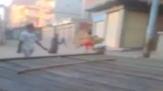 رعب في نبروه.. عاطل يعتدي على المارة بالسلاح والداخلية تكشف التفاصيل (فيديو وصور)