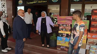 محافظ القليوبية يوفر لشاب بضاعة لمشروع "فاترينة متنقلة" - صور