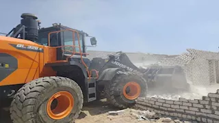 محافظ الإسماعيلية يتابع تنفيذ المرحلة الثالثة من الموجة 26 لإزالة التعديات