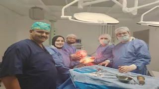 "عامل زي الكرة".. استئصال ورم وزنه 7 كيلو من بطن مريضة فى المنيا