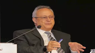 مكتبة الإسكندرية تحتفي بالمفكر المغربي محمد بن عيسى في معرضها الدولي للكتاب - صور