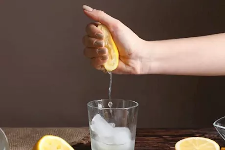 احذر ماء الليمون- 4 علامات تجعله مشروبًا خطرًا على صحتك