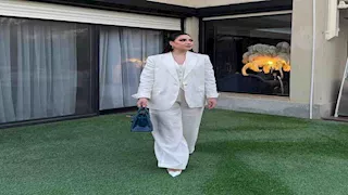  بالصور.. أحدث جلسة تصوير لـ بوسي أمام حمام السباحة