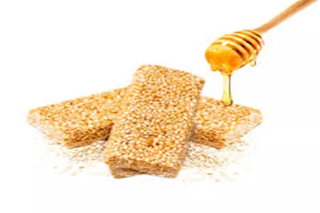 ماذا يحدث لجسمك عند تناول السمسم مع العسل؟