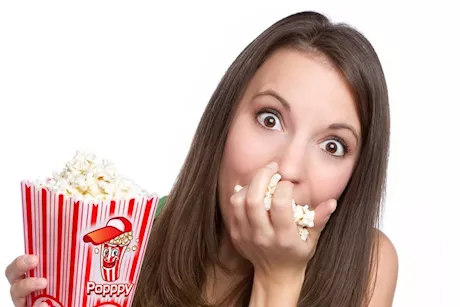 تناول الفشار قبل النوم- مفيد أم مضر؟ 