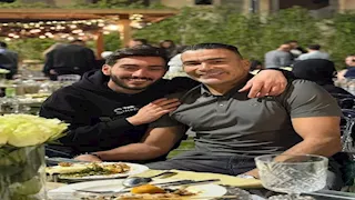 3 صور لعصام الحضري مع ابنه يهنئه بهذه المناسبة 