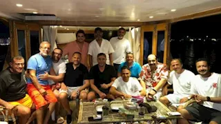 "لمة الصحبة الحلوة"..شريف منير ينشر صورة مع نجوم الفن بالساحل الشمالي