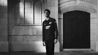 رفقة هالاند.. عمر مرموش يروج لقميص مانشستر سيتي (صور)