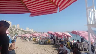 في عطلة الأسبوع.. شواطئ الإسكندرية تستقبل العائلات والرايات توجههم بأمان (صور)