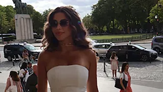 "بفستان أبيض".. أحدث ظهور لـ يارا السكري بشوارع فرنسا (صور)