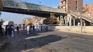 اصطدمت به تريلا.. محافظ القليوبية يتفقد أعمال رفع "مشاية" كوبري طوخ (فيديو وصور)