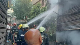 7 سيارات إطفاء تخمد نيران مصنع ملابس بالسلام