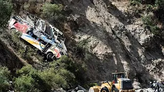 مقتل وإصابة 21 طالبًا بعد تحطم حافلة مدرسية في بريطانيا