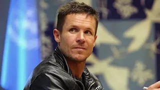 مصرع محطم الرقم القياسي لأعلى قفزة جوية أثناء تحليق شراعي