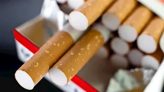 عادة يفعلها كثيرون.. احذر تدخين السجائر مع الشاي قد يسبب هذه الأمراض المميتة