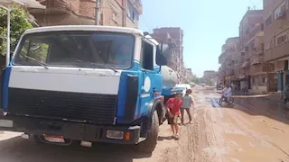 مياه المنوفية تدفع بسيارات "فنطاس" لتلا بعد انفجار خط المياه بـ"زنارة" -صور