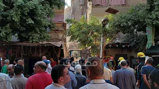 الصور الأولية من موقع عقار الساحل.. الأهالي يترقبون الإنقاذ وقرار عاجل بإخلاء المنازل المجاورة