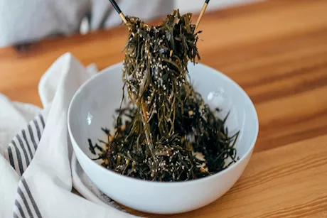 بالرغم من فوائدها.. تجنب الإفراط في تناول الأعشاب البحرية