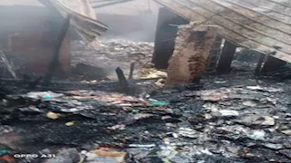 شماريخ فرح تحول مخزن كرتون بالخصوص لرماد.. شاهد الصور الأولى للحريق