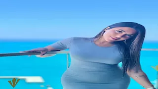 سارة سلامة على البحر بفستان أنيق.. ما وراء اختيار هذا التصميم؟