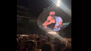 "هرب من الكاميرا".. لحظة رومانسية تورط رجل أعمال وموظفة بشركته | فيديو وصور