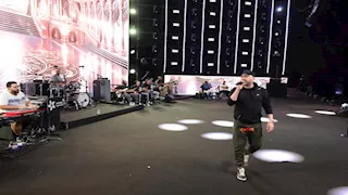 بالصور.. إصابة حسام حبيب بكسر في القدم خلال تحضيراته لحفله الغنائي بموسم جدة