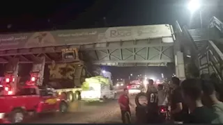 بلدوزر يصطدم بكوبري مشاة في طوخ.. و تكدس مروري على الطريق الزراعي (صور)