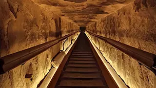 صور.. إسبانيا تشارك مصر في تحديث الإضاءة الداخلية للأهرامات الثلاثة