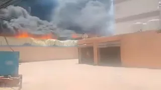 تصاعد كثيف للدخان.. حريق يلتهم مخزنًا في البدرشين | صور