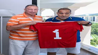 الخطيب يهدي قميص الأهلي للشركة المنظمة لمعسكر تونس