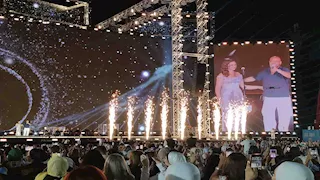 بدون عكاز.. تامر عاشور يشارك أنغام الغناء في افتتاح مهرجان العلمين الجديدة