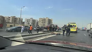 إصابة شخص في حادث تصادم وتعطل الحركة المرورية بكوبري أكتوبر