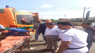 خلال عودته من جولة ميدانية.. محافظ الدقهلية يوقف موكبه لإنقاذ مصابي حادث تصادم