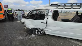 5 مصابين إثر سقوط ميكروباص بحفرة بميدان السيدة عائشة