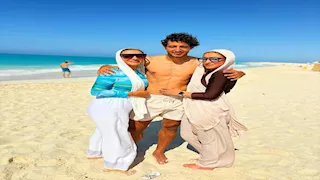محمد هاني يقضي عطلته مع زوجته وشقيقته في المصيف (صور)