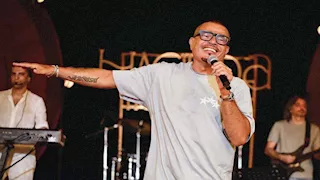 عمرو دياب يتألق ويشعل المسرح بـ"بابا" في حفل  الساحل الشمالي 